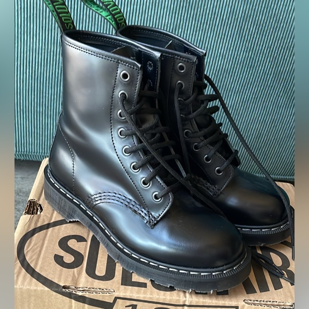 Solovair Classic Black Hi-Shine 8 Eye Derby Boot